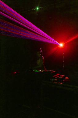 Odessa, Ukrayna - 5 Ağustos 2017: gösteri ışıklar. Lazer gösterisi. Gece kulübünde dj partileri müzik, ses parlak ışık ile dans kullanın. Club gece ışık dj parti kulübü. Duman ve ışıklar ile araba