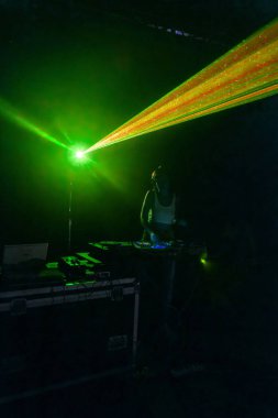 Odessa, Ukrayna - 5 Ağustos 2017: gösteri ışıklar. Lazer gösterisi. Gece kulübünde dj partileri müzik, ses parlak ışık ile dans kullanın. Club gece ışık dj parti kulübü. Duman ve ışıklar ile araba