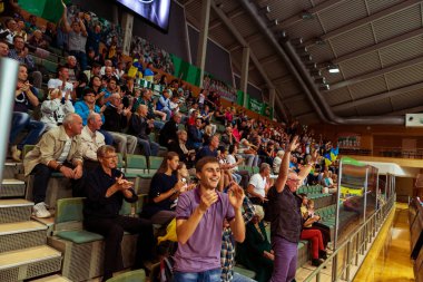 Odessa, Ukrayna - 16 Eylül 2016: Seyirci Bayanlar Voleybol Avrupa Şampiyonası sırasında tribünlerde. Oyun oyun favori kadın takımın başına taraftarların duygusal deneyimler