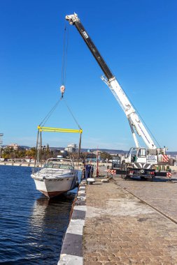 Varna, Bulgaristan - 21 Kasım 2015: özel yat bir iskele marina deniz bağlantı noktası Varna gelen suyu denize indirmek. Seaport Vinçler, profesyonel eser.
