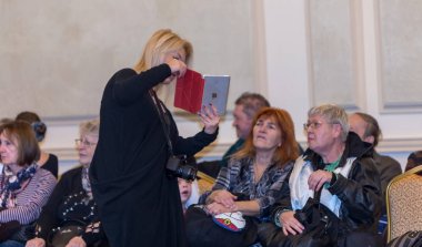 Odessa, Ukrayna - 25 Ekim 2015: fotoğraf tablette performans sporcular nda sorenovaniyah jimnastik çekmek genç bir kadın. Kavramsal. Seçici odak