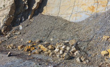 Bir heyelan koruma. Moloz taşı, çakıl, taş bir heyelan ve erozyon sel suları, deniz dalgaları tarafından korunmak için metal bir kılavuzda peyzaj tasarım unsurları. Sahil güçlendirilmesi