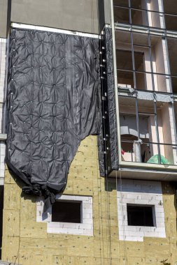 Odessa, Ukrayna - 16 Ekim 2015: Cephe yüksek katlı apartman yalıtım çalışmalarına. Evler, ev duvar izolasyonu, evin duvarları su yalıtımı ısınma. Modern inşaat teknolojisi