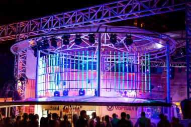 Odessa, Ukrayna - 24 Mayıs 2014: Kalabalık insan yaratıcı ışık ve müzik gösterisi sırasında bir konserde bir gece kulübünde eğleniyor. Konfeti ve büyük tiyatro kulübü parti üzerinde duman yağmuruna neşeli gençler.