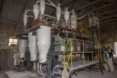 Odessa, Ukrayna - 10 Ekim 2014: bir küçük çiftlik otomatik modern fabrikaları buğday öğütme teknolojik üretim süreci. Özel tarım 10 Ekim 2014 Odessa, Ukrayna. 