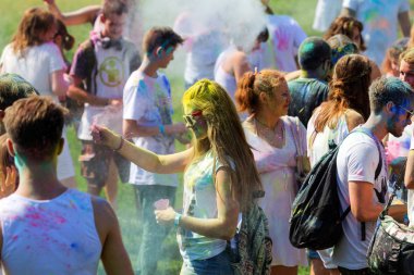 Odessa, Ukrayna - 5 Ağustos 2017: Gençler, bayanlar baylar bayram tatil sırasında renkli toz içine atma iyi eğlenceler. Festivali renkli boya. renkler aşk festival. Renk fest