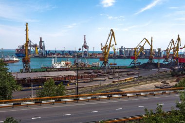 Odessa, Ukrayna - 16 Nisan: deniz kargo liman Odessa. Konteyner terminali. Yükleme Ukrayna sanayi mallarının ve kargo, 16 Nisan 2014 eserleri gerçekleşiyor Odessa, Ukrayna