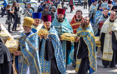 Odessa, Ukrayna - 23 Nisan: Alay mucizevi simgesi olan Tanrı Kasperovskaya anne. Mezar taşı yazısı kiliseden yapılır ve sokaklar cemaat dolu, din adamları türbelerin 23 Nisan 2014 Odessa, Ukrayna