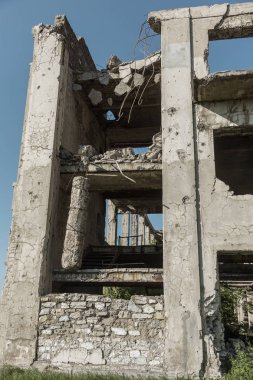 Terk edilmiş bombalama ve yıkılan bina bombardımanı patlama nedeniyle yok. Kabukları, madde işaretleri ve parçalanmak bir savaş kasıp kavuran Bina duvarlarında delikler. Eski yıkık ev