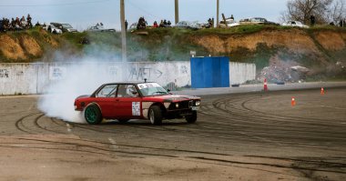 Odessa, Ukrayna -23 Nisan 2017: Combat drifters yerel sürüklenen yarışmalar. Gösteri yasadışı bir platform üzerinde sürüklenen. Binici profesyonel olarak otomatik yarışmalarda driftig yeterlilik yarışta parça geçmek