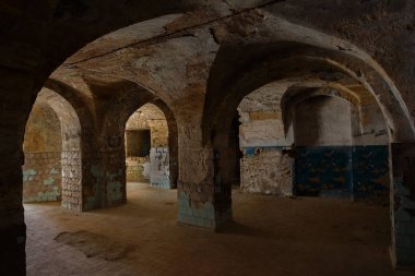 Bir yeraltı şarap mahzeni tünelde terk edilmiş bir. Yeraltı mezarlığı girişi. Zindan eski kalesine. Koyu evreleme için yaratıcı arka plan olarak. Antik zindan mistik iç