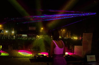Odessa, Ukrayna - 5 Ağustos 2017: gösteri ışıklar. Lazer gösterisi. Gece kulübünde dj partileri müzik, ses parlak ışık ile dans kullanın. Club gece ışık dj parti kulübü. Duman ve ışıklar ile araba