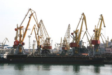 Odessa, Ukrayna - 2008 yaklaşık: Endüstriyel konteyner kargo kargo gemisi ile bir çalışma vinç. Dock kargo konteyner gemisi. Teslimat kapları. Lojistik ithalat ihracat ve ulaşım sanayi