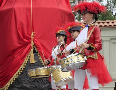Odessa, Ukrayna - 29 Eylül: tiyatro gösterisi kez 29 Eylül 2012 Odessa, Ukrayna Suvorov, anıtı açılışı sırasında Rusya İmparatoriçe Catherine. Güzel genç kızlar davulcular
