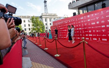Odessa, Ukrayna - 10 Temmuz 2015: 6 Uluslararası Film Festivali Odessa, kırmızı halı açılış. Bir fotoğrafçı olarak çalıştı. Birçok seyirci ve paparazzi göz alıcı konuklar karşıladı.