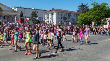 Novorossiysk, Rusya - 1 Mayıs 2018: Mayıs günü gösteri. Barış! İş! Mayıs! İnsanlar ile tatil geçit töreni sırasında Bayrak İşçi Bayramı kutlamak. 1 Mayıs tüm çalışan insanlar günüdür. Koloni içinde yürüyen insanlar