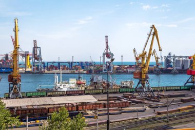 Odessa, Ukrayna - 16 Nisan: deniz kargo liman Odessa. Konteyner terminali. Yükleme Ukrayna sanayi mallarının ve kargo, 16 Nisan 2014 eserleri gerçekleşiyor Odessa, Ukrayna