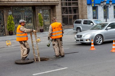 Odessa, Ukrayna-Ekim 18,2015: Modern teknolojileri bina. Yükleme noktası'nın altında otoyol delme tarafından plastik boru. Kablo ve boru çekme yeraltı Stroebe delinmiştir. Modern karmaşık plastik boru döşeme