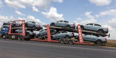 Odessa, Ukrayna 1 Eylül 2017: Araba taşıyıcıları arabaya taşımak. Özel kamyonlar arabayla taşımacılığı. Çok katmanlı ulaşım araçları için özel römork. Arabalar römork taşıma