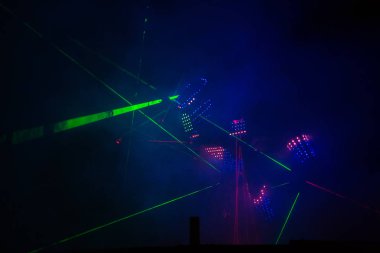 Işık gösterisini. Lazer gösterisi. Gece kulübünde dj partileri müzik, ses parlak ışık ile dans kullanın. Club gece ışık dj parti kulübü. Duman ve ışıklar için bir araba ile. Açık gece kulübü sahnesinde yaratıcı ışık gösterisi