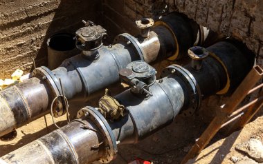 Odessa, Ukrayna - 2017 yaklaşık: Onarım şehir su kaynaklarının. Eski paslı metal borular plastik borular üzerinde değiştirme. Yeni modern teknolojiler kentsel mühendislik ağlar. Şehir su boru hattı