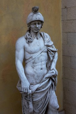 Klasik Yunan heykel kopyalarını terk edilmiş bir otel cephe süslüyor. Antik Yunan mitolojisi Yunan ve Roma antik heykelleri kopyalarını bina cephe süs alçı