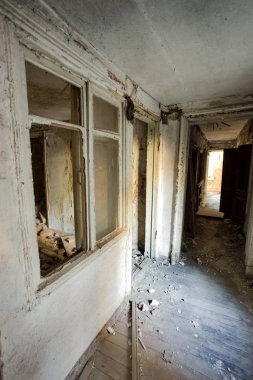 Terk edilmiş bir harabe binada bir antik 18. yy binası mistik iç, kalıntıları. Eski duvarlar, çöp ve çamur ile koridor mahvetti. Kalıp, alçı dekorasyon, kısma yok