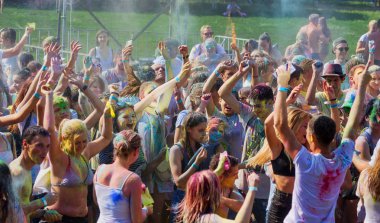 Odessa, Ukrayna - 5 Ağustos 2017: Gençler, bayanlar baylar bayram tatil sırasında renkli toz içine atma iyi eğlenceler. Festivali renkli boya. renkler aşk festival. Renk fest