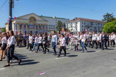 Novorossiysk, Rusya - 1 Mayıs 2018: Mayıs günü gösteri. Barış! İş! Mayıs! İnsanlar ile tatil geçit töreni sırasında Bayrak İşçi Bayramı kutlamak. 1 Mayıs tüm çalışan insanlar günüdür. Koloni içinde yürüyen insanlar