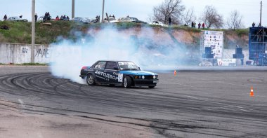 Odessa, Ukrayna -23 Nisan 2017: Combat drifters yerel sürüklenen yarışmalar. Gösteri yasadışı bir platform üzerinde sürüklenen. Binici profesyonel olarak otomatik yarışmalarda driftig yeterlilik yarışta parça geçmek