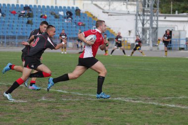 Odessa, Ukrayna - 29 Eylül 2018: Final Oyunları Şampiyonası Ukrayna'nın en güçlü takımları Rugby-7. Rugby topu alan üzerinde. Rugby topu için ağır mücadele sahip. Takım sporcular oyuncular sahada