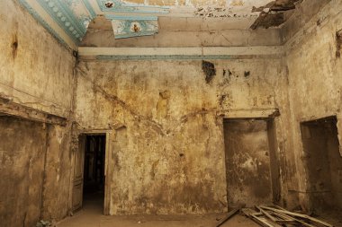 Terk edilmiş bir harabe binada bir antik 18. yy binası mistik iç, kalıntıları. Eski duvarlar, çöp ve çamur ile koridor mahvetti. Kalıp, alçı dekorasyon, kısma yok