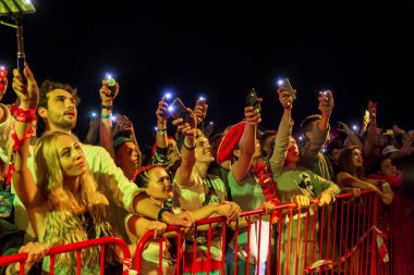 Odessa, Ukrayna-25 Ağustos 2017: büyük kalabalık, gün boyunca rock konseri sırasında müzik hayranları göster. Seyirci kum Beach müzik ve spor Z-Oyunlar Festivali sırasında