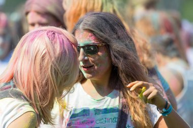 Odessa, Ukrayna - 5 Ağustos 2017: Gençler, bayanlar baylar bayram tatil sırasında renkli toz içine atma iyi eğlenceler. Festivali renkli boya. renkler aşk festival. Renk fest