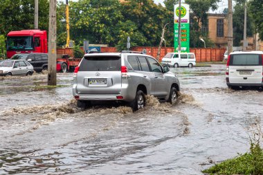 Odessa, Ukrayna - 24 Temmuz 2014: ağır yağış sular altında felaket sokakların bir sonucu olarak. Araç araba. Sel. 24 Temmuz 2014 Odessa, Ukrayna 