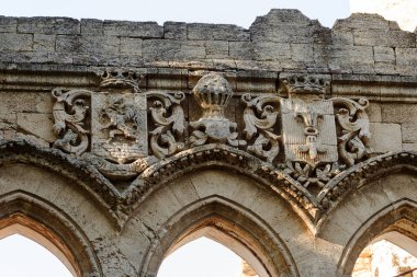Eski bina sanat Barok tarzında 18. yüzyıl heykel tasarım detay. Oyma süslemeler, kısma, aile arması ve hanedanlık armaları binanın cephesinde. Cephe heykel