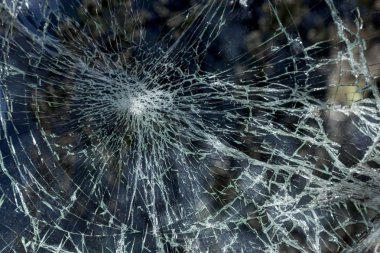 Kırık araba bir kaza sonrası. Araba cam kırıkları. Araba çarpışma sonra kırık ön cam. Soyguncular cam kırdı. Kırık camlar ile terk edilmiş yağma araba. Araba ile suç