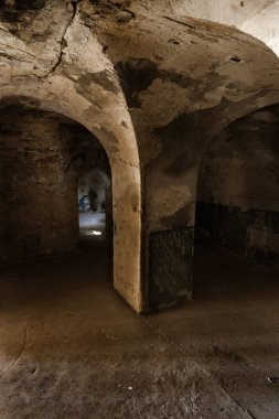 Bir yeraltı şarap mahzeni tünelde terk edilmiş bir. Yeraltı mezarlığı girişi. Zindan eski kalesine. Koyu evreleme için yaratıcı arka plan olarak. Antik zindan mistik iç