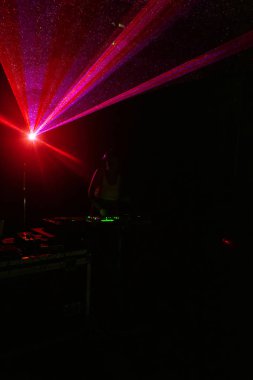 Odessa, Ukrayna - 5 Ağustos 2017: gösteri ışıklar. Lazer gösterisi. Gece kulübünde dj partileri müzik, ses parlak ışık ile dans kullanın. Club gece ışık dj parti kulübü. Duman ve ışıklar ile araba