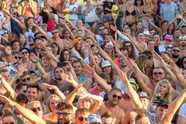 Odessa, Ukrayna -25 Ağustos 2017: büyük kalabalık, müzik sırasında rock konserinde hayranlarını gün boyunca. Seyirci kum Beach müzik ve spor festivali Z-Oyunlar sırasında