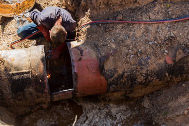 Yerine eski sökülmesi, su boruları yıpranmış. Eski paslı boruları kesme çalışma kaynak. Eski paslı metal su boruları değiştirme. Metal gaz meşale ile kaynakçı keser