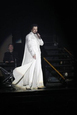 Odessa, Ukrayna, 17 Nisan 2012: Pop konser ikonik Rus şarkıcı Philip Kirkorov Odessa'daki. Ful ile parlak renkli ışık ve tiyatro gösterisi.