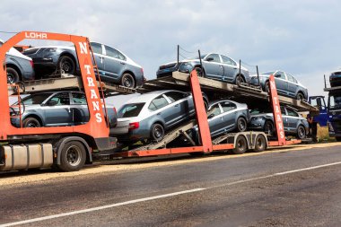 Odessa, Ukrayna 1 Eylül 2017: Araba taşıyıcıları arabaya taşımak. Özel kamyonlar arabayla taşımacılığı. Çok katmanlı ulaşım araçları için özel römork. Arabalar römork taşıma