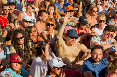 Odessa, Ukrayna -25 Ağustos 2017: büyük kalabalık, müzik sırasında rock konserinde hayranlarını gün boyunca. Seyirci kum Beach müzik ve spor festivali Z-Oyunlar sırasında