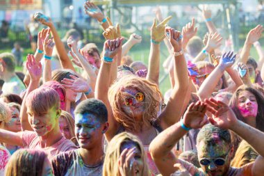 Odessa, Ukrayna - 5 Ağustos 2017: Gençler, bayanlar baylar bayram tatil sırasında renkli toz içine atma iyi eğlenceler. Festivali renkli boya. renkler aşk festival. Renk fest