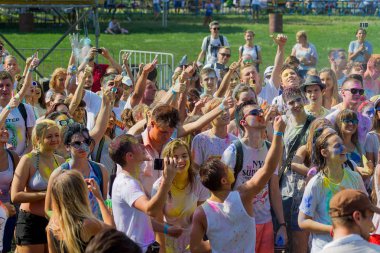 Odessa, Ukrayna - 5 Ağustos 2017: Gençler, bayanlar baylar bayram tatil sırasında renkli toz içine atma iyi eğlenceler. Festivali renkli boya. renkler aşk festival. Renk fest