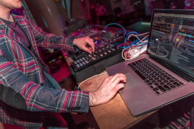 Odessa - 7 Nisan: Gece kulübü. DZH karıştırıcı müzik karışımları ile güçlü ışık ve renk efektleri lazer ışık gösterisi yeni tatil sezonu, 7 Nisan 2014, Odessa, Ukrayna