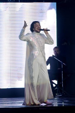 Odessa, Ukrayna, 17 Nisan 2012: Pop konser ikonik Rus şarkıcı Philip Kirkorov Odessa'daki. Ful ile parlak renkli ışık ve tiyatro gösterisi.