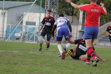 Odessa, Ukrayna - 29 Eylül 2018: Final Oyunları Şampiyonası Ukrayna'nın en güçlü takımları Rugby-7. Rugby topu alan üzerinde. Rugby topu için ağır mücadele sahip. Takım sporcular oyuncular sahada