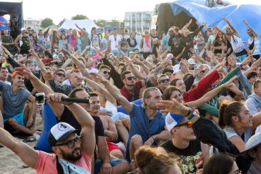 Odessa, Ukrayna -25 Ağustos 2017: büyük kalabalık, müzik sırasında rock konserinde hayranlarını gün boyunca. Seyirci kum Beach müzik ve spor festivali Z-Oyunlar sırasında
